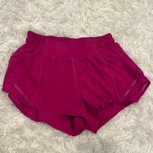 Lululemon Ripened Raspberry 2.5 inch low rise size 4 hotty hot shorts